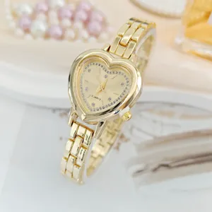 Orologio da donna al quarzo dorato a forma di cuore con quadrante strass e cinturino a catena.