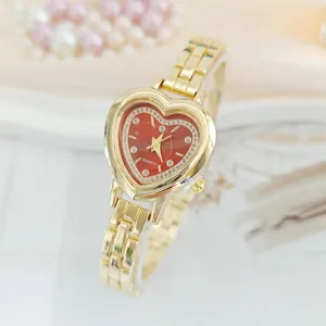 Orologio da donna al quarzo con quadrante a cuore rosso e bracciale in maglia dorata.