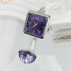 Elegante quadratische Quarz Damen Armreif Uhr mit violettem Zifferblatt und offenem Armband.