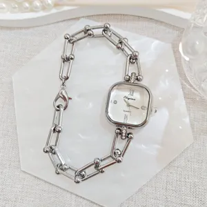 Elegante quadratische Damenuhr mit Strass und modischem Kettenarmband, schick und luxuriös.