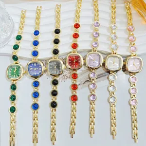Elegante reloj de pulsera de lujo para mujer con esfera cuadrada y cadena de piedras.