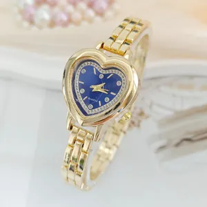 Primo piano dettagliato di un orologio quarzo donna strass cuore lusso con bracciale metallo.