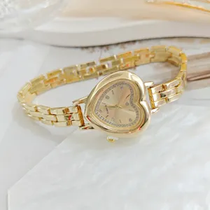 Orologio da donna al quarzo a forma di cuore dorato con quadrante in strass e bracciale.