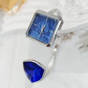 Nahaufnahme einer luxuriösen quadratischen blauen Damen-Armreif-Uhr mit edlem Design.