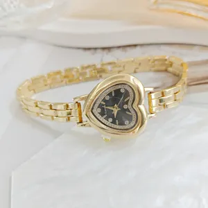 Elegante orologio da polso donna al quarzo cuore con strass e cinturino a catena dorata.