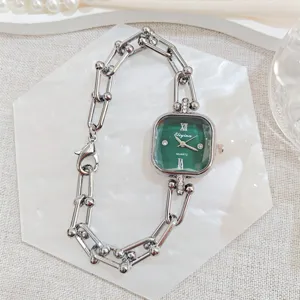 Elegante Damen Quarzarmbanduhr mit grünem quadratischem Zifferblatt und auffälligem Kettendesign.