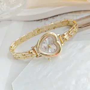 Orologio da polso al quarzo dorato con quadrante a cuore e cinturino in metallo elegante.