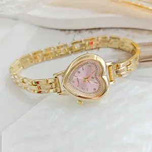 Elegante orologio da donna dorato a cuore con lunetta in strass e cinturino a maglie.
