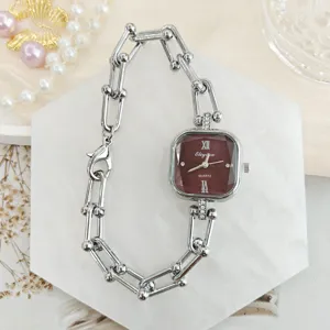 Exquisite quadratische Damen-Strassuhr mit stilvollem Kettenarmband und feinem Zifferblatt.