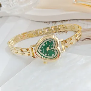 Elegante orologio al quarzo a cuore verde da donna con strass scintillanti e bracciale.