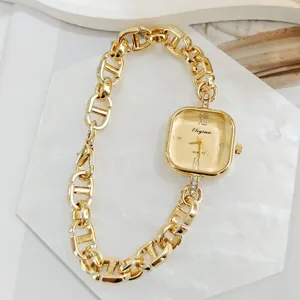 Luxus quadratische Quarzuhr für Damen mit goldenem Ankerkettarmband und funkelnden Strasssteinen.
