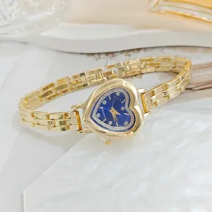 Orologio da polso al quarzo a cuore da donna con strass scintillanti e bracciale dorato.