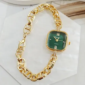 Elegante goldene Kettendamenarmbanduhr mit grünem quadratischen Zifferblatt Quarzuhr.