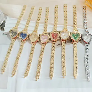 Primo piano di eleganti orologi al quarzo a forma di cuore con cinturini a maglie.