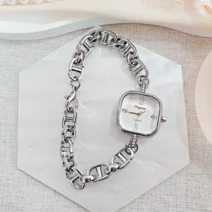 Schicke quadratische Damenuhr mit Strasssteinen und silbernem Kettenarmband, elegante Modeuhr.