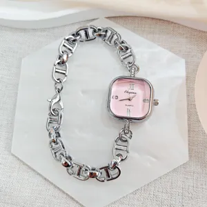 Silberfarbene Edelstahl Kettenarmband Quartezuhr mit elegantem rosa quadratischem Zifferblatt.