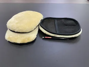 Detailansicht des einseitigen Auto-Wollwaschhandschuhs und Polierhandschuhs für die Reinigung.