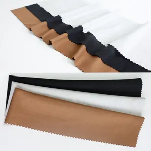 Vue détaillée de longs chiffons de nettoyage en suédine marron, noir et blanc pour chaussures.