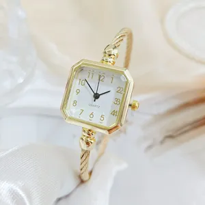 Orologio donna quadrato oro con cinturino rigido ritorto e quadrante bianco dettaglio.