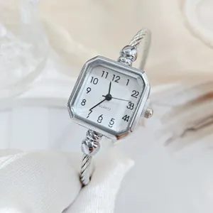 Orologio a Bracciale Quadrato da Donna Scala a Numeri Romani Moda Lega Quarzo Orologio da Polso per Signore Eleganti Studenti