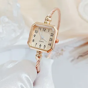 Primo piano dettagliato dell'elegante orologio al quarzo quadrato in oro rosa chic.