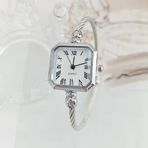 Elegante orologio da polso quadrato da donna con numeri romani e cinturino in metallo argentato.
