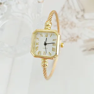 Elegante orologio da polso donna oro quadrato con numeri romani e bracciale rigido.