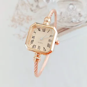 Primo piano dettagliato di un orologio da donna quadrato al quarzo con numeri romani e bracciale.