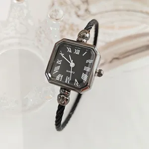 Elegante orologio da donna al quarzo con quadrante quadrato, numeri romani e bracciale.