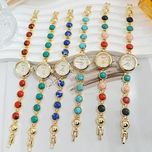 Damen Mode Quarzuhren Set mit eleganten Edelstein Perlen Kettenarmbändern und goldenem Zifferblatt.