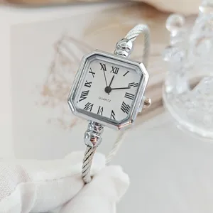 Elegante orologio da polso al quarzo da donna con quadrante quadrato e cinturino metallico.