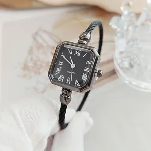 Elegante orologio da donna al quarzo quadrato con numeri romani e bracciale nero.
