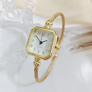 Orologio al quarzo quadrato dorato con cinturino a bracciale in filo, elegante donna.
