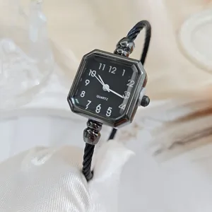 Orologio al quarzo con quadrante quadrato nero da donna e cinturino a corda torta.