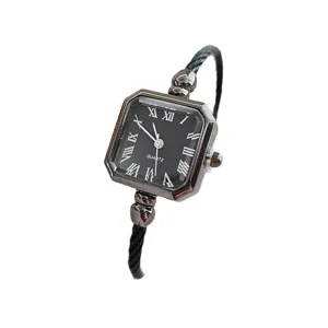 Orologio da donna al quarzo quadrato con numeri romani e un cinturino a cavo elegante.
