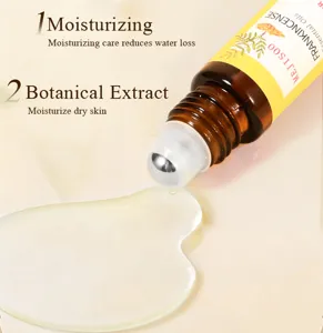 Bouteille d'huile essentielle roll-on montrant la texture d'extrait végétal et bille métal.