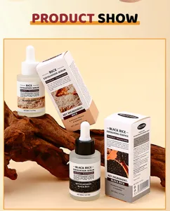 Primer plano detalle de botellas de suero exfoliante facial y cajas sobre madera natural.