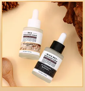 Vista detallada de frascos de suero facial exfoliante de arroz con accesorios de madera.