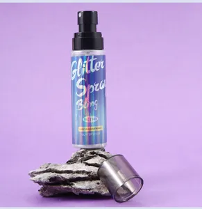Spray glitter per corpo e viso vista dettagliata, confezione di prodotti cosmetici scintillanti.