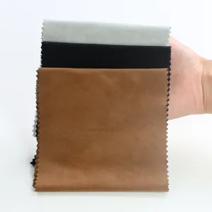 Gros plan détaillé de coupons de chiffon de nettoyage en suédine aux bords dentelés.