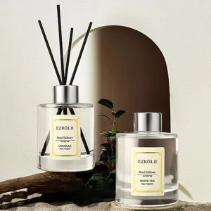 Diffusore di aromi per ambienti in vetro con bastoncini neri per una lunga profumazione.