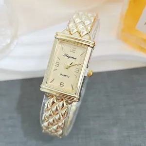 Elegante rechteckige Quarzdamenuhr mit schickem gestepptem Metallarmband und goldenem Zifferblatt.