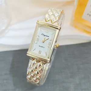 Luxus Damen rechteckige Quarzuhr mit stilvollem goldenen geometrischen Kettenarmband.
