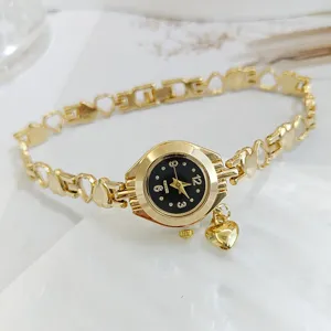 Damen Mode Quarzuhr mit Herz Armband, elegantes goldenes Metallarmband und schwarzes Zifferblatt.