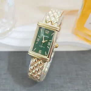 Elegante rechteckige Damenuhr mit grünem Zifferblatt und schickem strukturiertem Metallarmband.