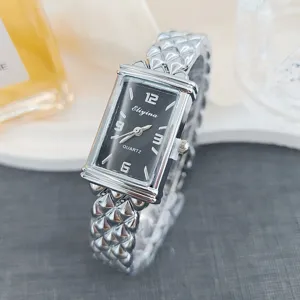 Elegante rechteckige Damen Quarzarmbanduhr mit einzigartigem gestepptem Metallarmband.