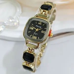 Elegante Damen Quarzuhr mit quadratischem schwarzem Zifferblatt und goldenem Armband.