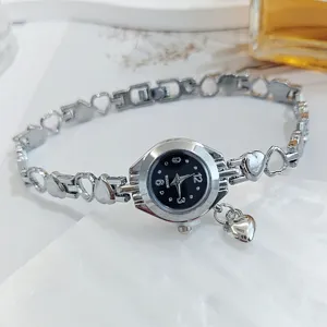 Silberne Herz Kettenarmband Quarz Damenuhr mit stilvollem schwarzem Zifferblatt.
