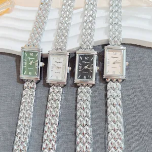 Modische rechteckige Damen Quarzuhr mit metallisch strukturiertem Armband fuer Alltag.