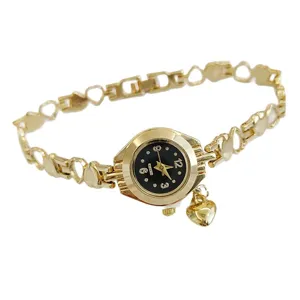 Goldene Damen Quarzarmbanduhr mit Herzarmband Design und schwarzem Zifferblatt Detail.